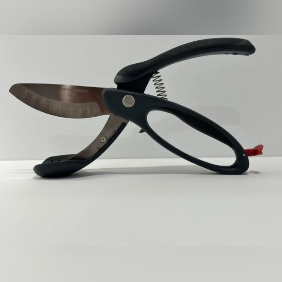 The Pampered Chef Salad Chopper - Picture 7 of 13